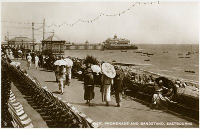 पियर, प्रोमेनेड और बैंडस्टैंड, ईस्टबोर्न, ससेक्स, c1920s द्वारा अज्ञात