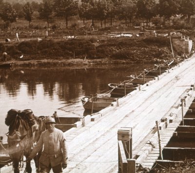 वेनजेल, आइजेन, फ्रांस में नदी के ऊपर पोंटून पुल, c1914-c1918 द्वारा अज्ञात