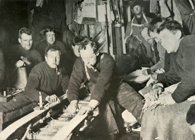 विंटर, 1908, 1909 के दौरान ए स्लेज तैयार करना द्वारा अज्ञात