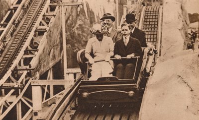 प्रिंस जार्ज और प्रिंसेस मैरी, इयरल्स कोर्ट प्रदर्शनी, लंदन, 1913 1935 के उद्घाटन पर। द्वारा अज्ञात