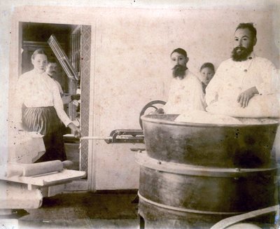 मिनरल वॉटर केक, येसेतुकी, रूस, 1900 का उत्पादन। द्वारा अज्ञात