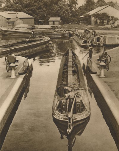 ब्रेंटफोर्ड में ताला के माध्यम से एक बंदर नाव धक्का, c1935। द्वारा अज्ञात