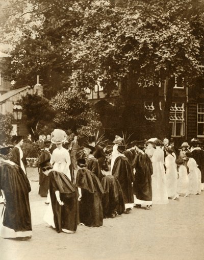 लंदन के बेडफोर्ड कॉलेज में क्वीन मैरी, 1913, 1935। द्वारा अज्ञात