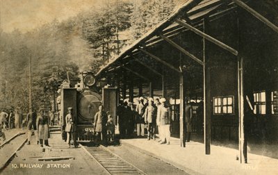 रेलवे स्टेशन, c1918-c1939। द्वारा अज्ञात