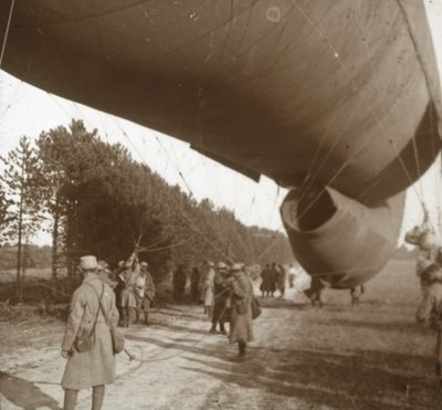 एक अवलोकन गुब्बारे की स्थापना, सोमे, उत्तरी फ्रांस, 1916 द्वारा अज्ञात