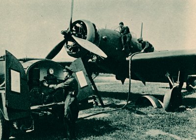 1940 में एक वेलेस्ली बॉम्बर को फिर से ईंधन देना द्वारा अज्ञात