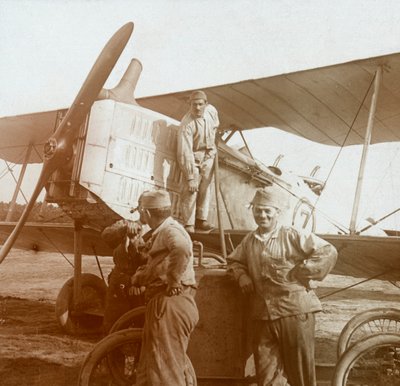 ईंधन भरने वाला बाइप्लेन, c1914-c1918 द्वारा अज्ञात