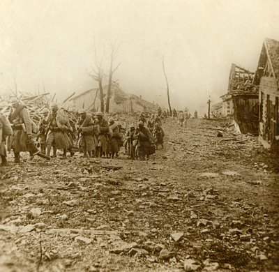 डौमोंट, उत्तरी फ्रांस, 1916 के हमले में राहत पैदल सेना द्वारा अज्ञात