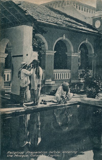 मस्जिद, कोलंबो, सीलोन में प्रवेश से पहले धार्मिक तैयारी, c1910। द्वारा अज्ञात