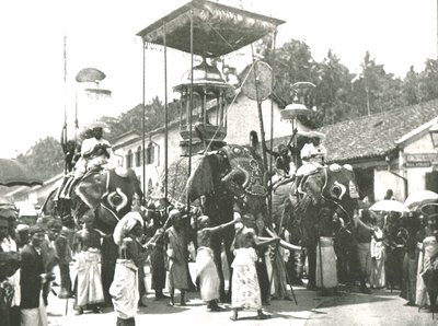धार्मिक जुलूस, कोलंबो, सीलोन, 1895। द्वारा अज्ञात