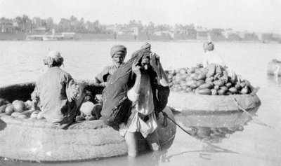 खरबूजे से लदे नदी शिल्प, टिगरिस नदी, 1917-1919 द्वारा अज्ञात
