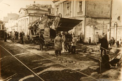 टावर्सकाया स्ट्रीट, मॉस्को, यूएसएसआर, 1920 के दशक में रोडवर्क्स द्वारा अज्ञात