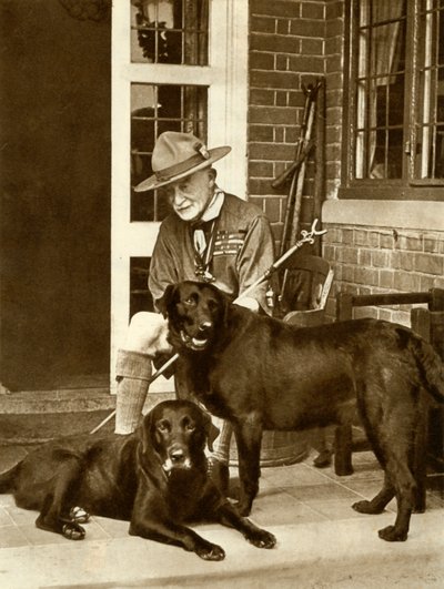 रॉबर्ट बैडेन-पॉवेल अपने कुत्तों के साथ घर पर, c1929, 1935। द्वारा अज्ञात