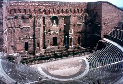 ऑरेंज, फ्रांस में रोमन थिएटर द्वारा अज्ञात