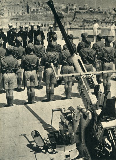 परेड में रॉयल मरीन, माल्टा, द्वितीय विश्व युद्ध, 1943 1944 के सफल बचाव का जश्न मनाते हुए। द्वारा अज्ञात