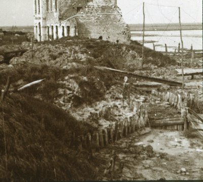तट के साथ खंडहर इमारत और खाइयाँ, c1914-c1918 द्वारा अज्ञात