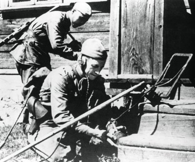 रूसी सैनिकों के साथ एक खदान से फंसे घर, पूर्वी मोर्चा, 1944 को साफ करने वाले सैनिक द्वारा अज्ञात