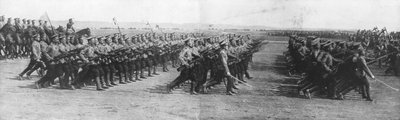 22 जुलाई, 1914 को फ्रांस के राष्ट्रपति रेमंड पोनकेरस की रूस यात्रा के दौरान रूसी सैनिक परेड कर रहे थे। द्वारा अज्ञात