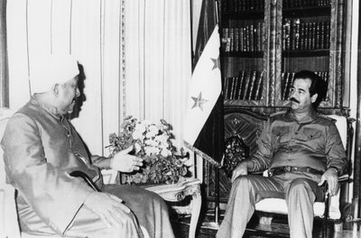 सद्दाम हुसैन एक बैठक, इराक, 1986 में द्वारा अज्ञात
