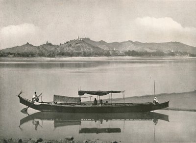 इरावाडी पर सागिंग - हर पहाड़ी की चोटी एक पैगोडा, 1900 के साथ थी। द्वारा अज्ञात