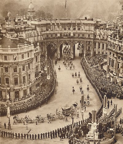 ट्रैफ़लगर स्क्वायर में नाविकों की लाइन, 12 मई 1937 द्वारा अज्ञात