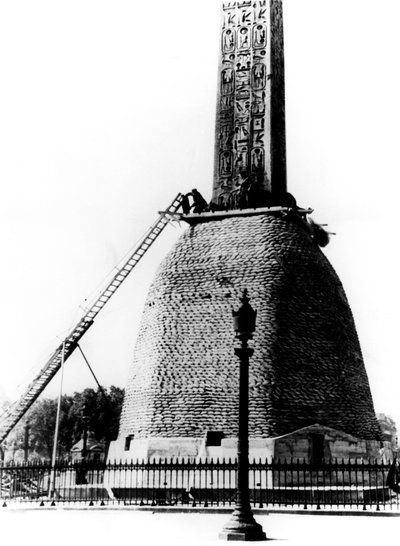 सैंडबैग, मिस्र के आधिपत्य वाले, जर्मन कब्जे वाले पेरिस, 1940 के आधार की रक्षा करते हैं द्वारा अज्ञात