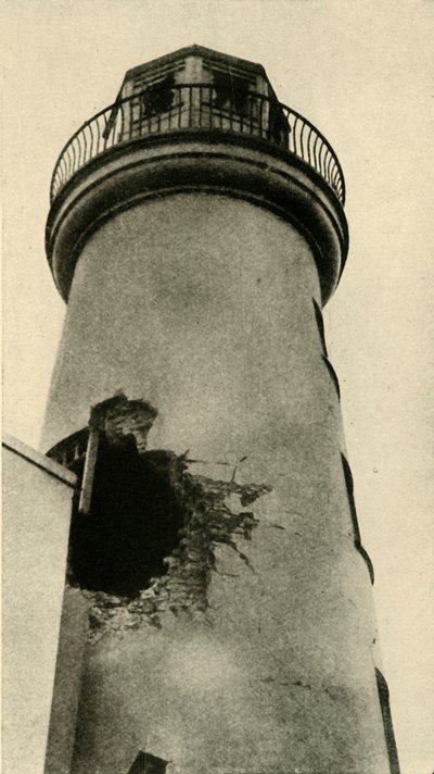जर्मन बम से स्कारबोरो प्रकाशस्तंभ, प्रथम विश्व युद्ध, दिसंबर 1914, c1920। द्वारा अज्ञात