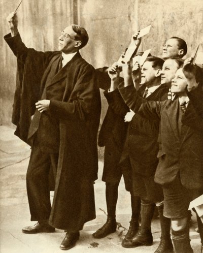 स्कूली शिक्षक और शिक्षक सूर्य ग्रहण का अवलोकन करते हुए, ब्रिटेन, 1921, 1935। द्वारा अज्ञात