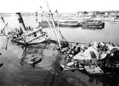 Marseilles बंदरगाह, फ्रांस में स्कूटल्ड जहाज, c1945-1949 द्वारा अज्ञात