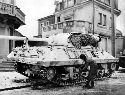 द्वितीय विश्व युद्ध (1939-1945) - द्वितीय विश्व युद्ध (WWII या WW2): लक्ज़मबर्ग 20 दिसंबर 1944 के आसपास: जर्मन अग्रिम के दक्षिणी किनारे पर, एक अमेरिकी सैनिक ने मौसम संबंधी परिस्थितियों के अनुकूल होने के लिए एक सफेद M36 टैंक को चित्रित किया। द्वारा अज्ञात