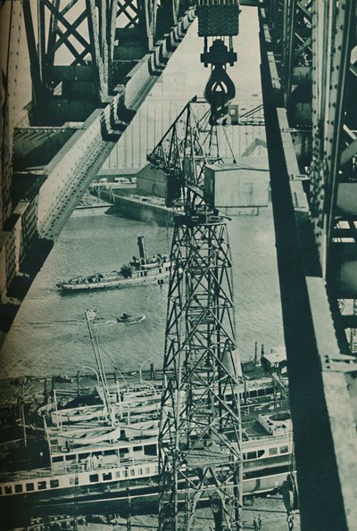 एक क्रेन से देखा गया, क्लाइड नदी के पास एक लंबा संकीर्ण डॉक बेसिन, 1937 है द्वारा अज्ञात