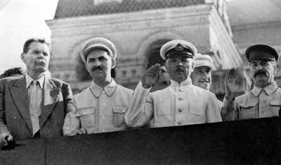 लेनिन मकबरे, रेड स्क्वायर, मॉस्को, यूएसएसआर, 1931 के ट्रिब्यून पर वरिष्ठ सोवियत आंकड़े द्वारा अज्ञात