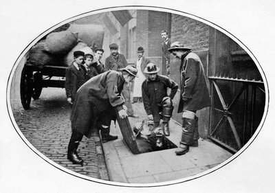 सीवरमैन नीचे जा रहा है, लंदन, c1903 1903 द्वारा अज्ञात