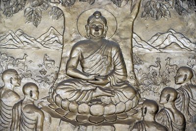 शाक्यमुनि बुद्ध ने अपने पांच शिष्यों को धर्मोपदेश - कानून का पहिया - का उपदेश दिया। हो ची मिंन शहर। वियतनाम द्वारा अज्ञात