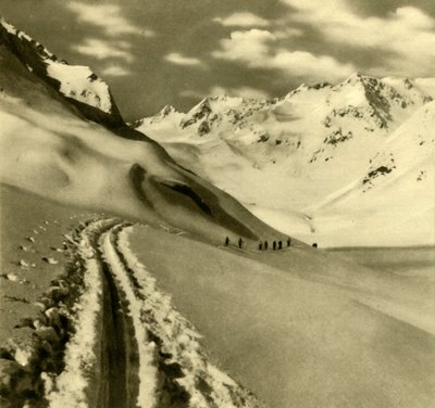 स्टबाई आल्प्स, ऑस्ट्रिया में c1935 में एल्पिनर फ़ेनेर ग्लेशियर पर स्कीइंग। द्वारा अज्ञात
