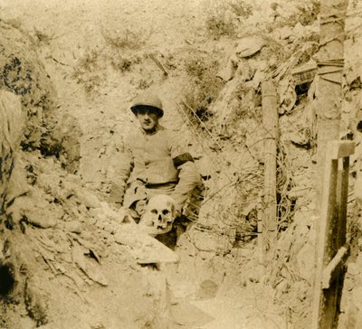 खोपड़ी खाइयों में दफन पाई गई, c1914-c1918 द्वारा अज्ञात