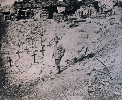 लकड़ी के क्रॉस के बीच सैनिक, c1914-c1918 द्वारा अज्ञात