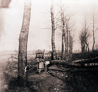 उसकी पीठ पर पैक के साथ सोल्जर, c1914-c1918 द्वारा अज्ञात