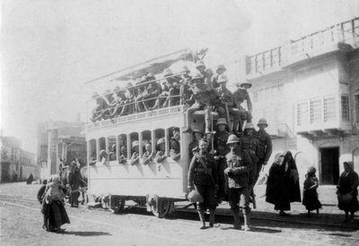 काज़िमैन में पूर्वी सरे रेजिमेंट के सैनिक, बगदाद, इराक के लिए मार्ग, 1917-1919 द्वारा अज्ञात