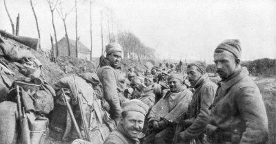 24 अप्रैल 1915 को बेल्जियम के लिज़ारे और बोसिंघे के बीच एक फ्रांसीसी ज़ूवे रेजिमेंट के सैनिक द्वारा अज्ञात