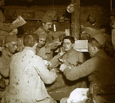 खाइयों में मनीला [कार्ड गेम] खेलते हुए सैनिक, c1914-c1918 द्वारा अज्ञात