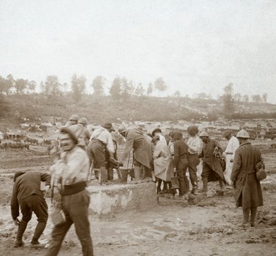 पानी के लिए कीचड़ में कतार में खड़े सैनिक, जिनेकोर्ट, उत्तरी फ्रांस, c1914-c1918 द्वारा अज्ञात