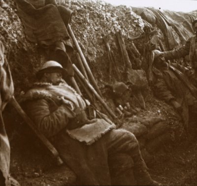 खाइयों में आराम करने वाले सैनिक, c1914-c1918 द्वारा अज्ञात