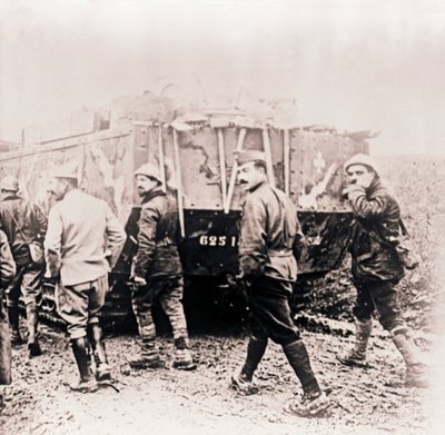 टैंक के पीछे चलने वाले सैनिक, c1914-c1918। द्वारा अज्ञात