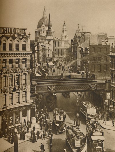 सेंट मार्टिन्स लुडगेट सिल्हूटेड अगेंस्ट द बल्क ऑफ द सेंट पॉल्स, c1935। द्वारा अज्ञात