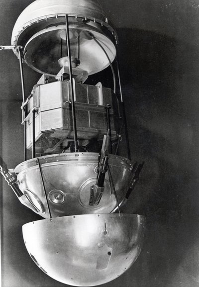 स्पुतनिक 1, रूसी उपग्रह, 1957 द्वारा अज्ञात