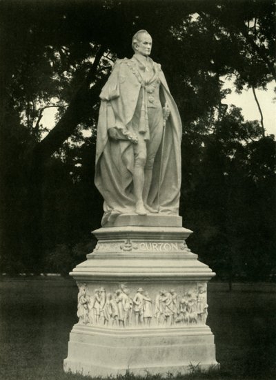 1925 में विक्टोरिया मेमोरियल हॉल के मैदान में लॉर्ड कर्जन की मूर्ति। द्वारा अज्ञात
