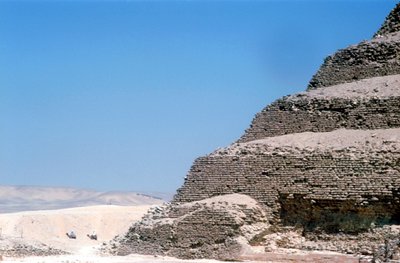 किंग जोसर ज़ोज़र, सक़कारा, मिस्र, तीसरा राजवंश, c2600 ईसा पूर्व के चरण पिरामिड द्वारा अज्ञात