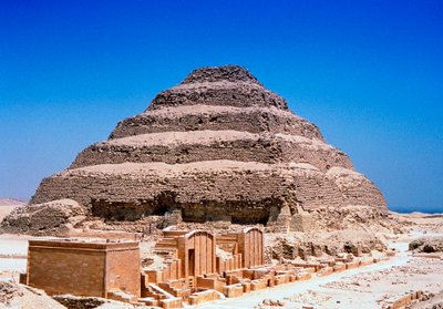 किंग जोसर ज़ोज़र, सक़कारा, मिस्र, तीसरा राजवंश, c2613 ईसा पूर्व के चरण पिरामिड द्वारा अज्ञात