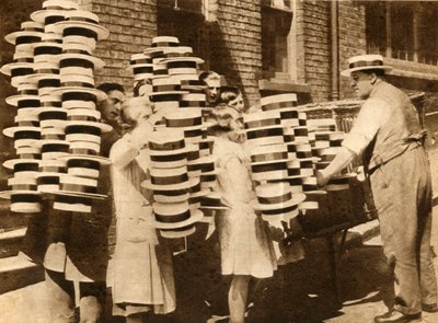 स्ट्रॉ टोपियां एहसान पर लौटती हैं, 1930, 1933। द्वारा अज्ञात